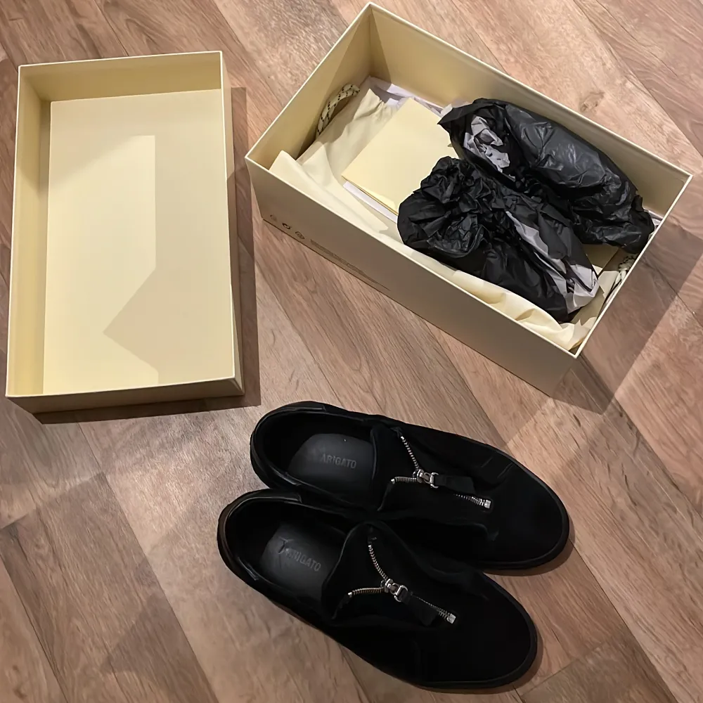Perfekta Arigato skor som passar med allt, omtänksamt använda och har inga skador👌🏾🤗 kvitto, box, bag och allt og får man med🎰🤩🤩. Skor.