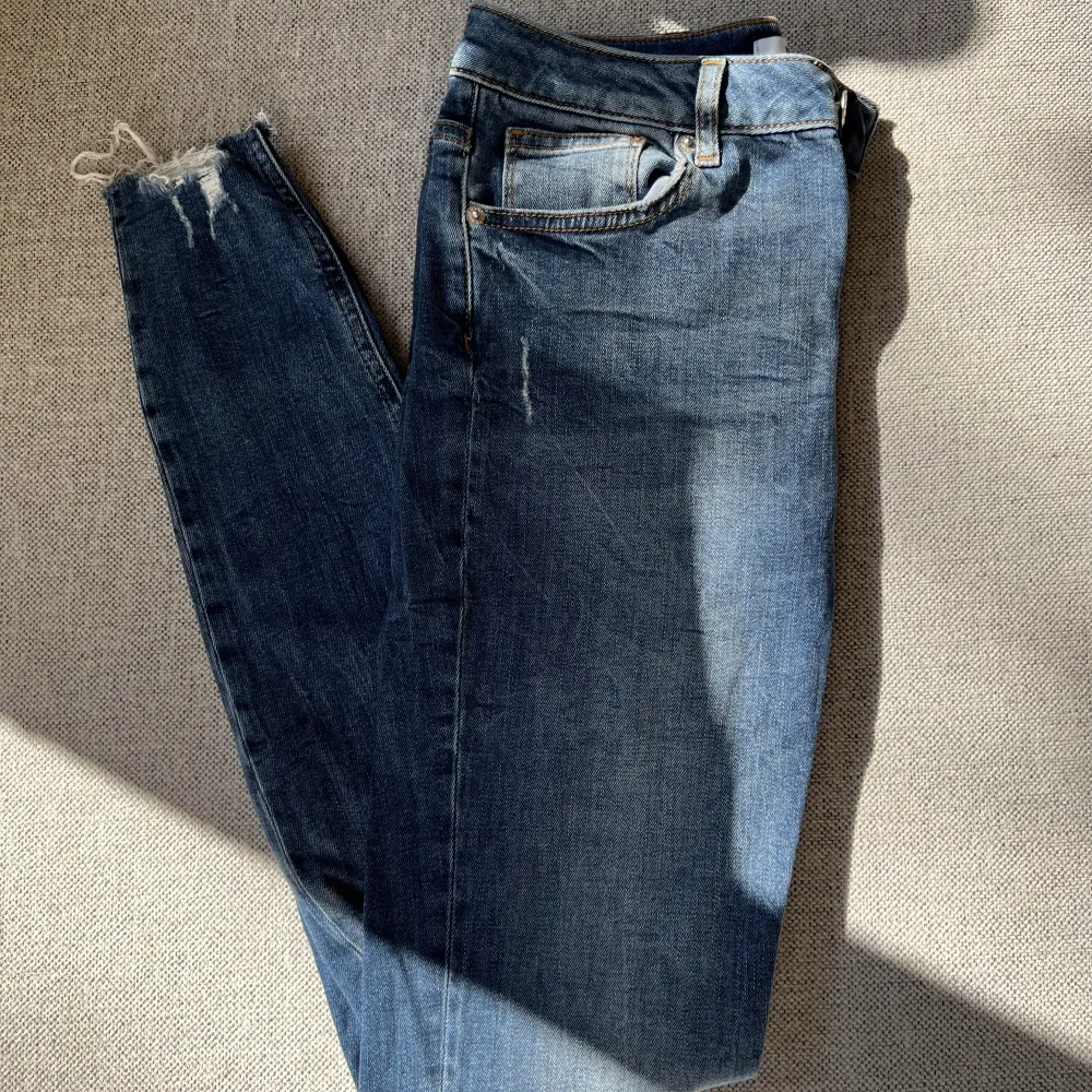Oanvända jeans från Na-kd, stretchigt material, perfekta till hösten. . Jeans & Byxor.