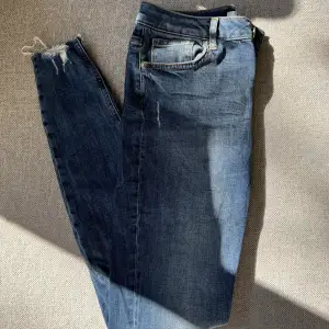 Oanvända jeans från Na-kd, stretchigt material, perfekta till hösten. 