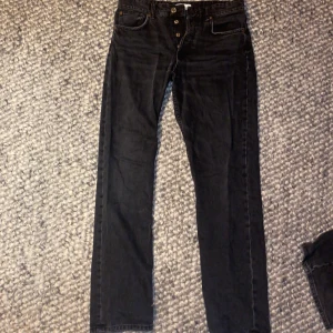 Low waist zara jeans - Low waist straight zara jeans. Strl 38 men passar 36.🫶🏼 Pris kan diskuteras.