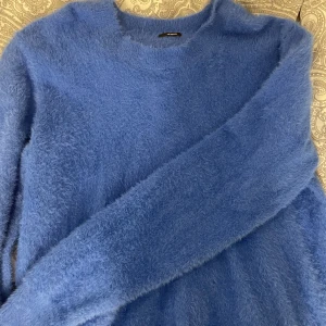 skön tröja  - en riktigt skön tröja. perfekt till vintern och håller dig varm hela dagen!  står ingen storlek men skulle säga S och är väldigt stretchig.