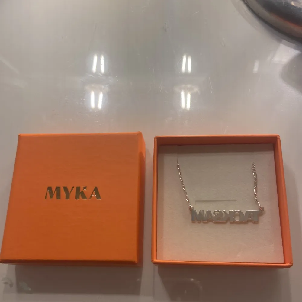 Säljer detta halsband i sterling silver från MYKA där det står ”tacksam” Ordinarie pris 490kr så säljer för 400kr . Accessoarer.