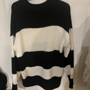 Stickad tröja  - Strl M