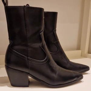 Cowboy stövletter i nyskick - Grymt snygga och bekväma stövletter i cowboy stil från RAID. Köpta på Zalando i vintras och bara använda 1 gång då dem var för små för mig. Nyskick!