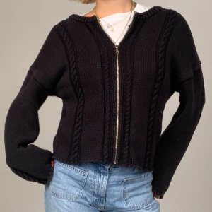 Mörkblå kofta - Jätte fin kofta i bra kvalitet! Perfekt till vinter och höst 💛 jag är 165 💫 det är mina bilder!!