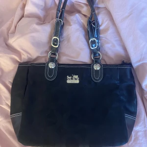 Coach bag🖤 - Så snygg men kommer tyvärr inte till användning, och måsyw rensa tyvärr. Köpt på second hand🖤