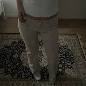 Beiga Hm jeans - Säljer dessa beiga jeans som är samma modell som dom väldigt trendiga gröna. Är 177 cm lång och dom går ner till fötterna, anser dock att dom e små i storleken💕