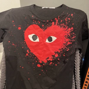 Comme des Garçons T-Shirt - Säljer iväg ännu en cdg tisha i mycket bra skick. Inga misfärgningar och ser ut som ny, det är en storlek L men sitter som M