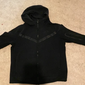 Nike tech - Hej! Säljer nu min Nike tech fleece i svart, bra skick osånt bara att den är lite solbränd, har haft den i ungefär 9 månader.