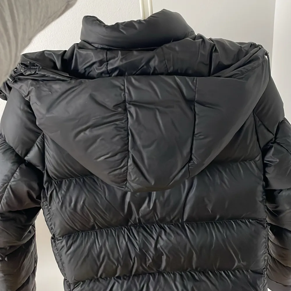 Säljer denna jackan som är använd 1 gång underbar varm jacka köpt för 2500. Jackor.
