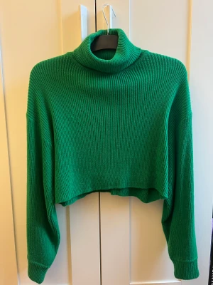 Stickad tröja  - Det är en croppad stickad tröja med polokrage, storlek S och sitter som den ska. Använd få gånger!