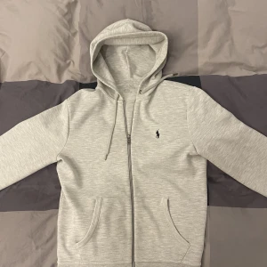 Ralph Lauren Hoodie - Hej!  Säljer nu min Ralph Lauren hoddie i storlek XS (passar S) utan några som helst problem.  Jättefint skick. Kan tänka mig att gå ner i pris vid snabb affär! 