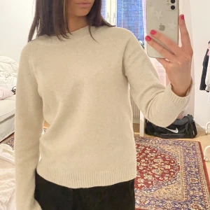 Vit stickad tröja - Säljer min fina vita stickade tröja från Vero Moda💕storlek S, bra skick!