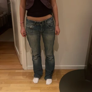 Tommy hilfiger jeans - Jätte snygga unika Tommy hilfiger jeans med revor. Dom är utsvängdas och lågmidjade. Jag är 172 som referens. Hör av er om ni har frågor, använd gärna köp nu knappen för en snabbare affär❤️