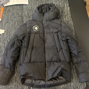 Svart Sail racing vinterjacka  - Storlek M. Den är i bra skick och den är hel ksk nåt litet hål men inget stort eller något som är ett problem, en liten del av dragkedjan är sönder men man kan fortfarande använda den som vanligt. Den är tjock och varm och väldigt skönt material.