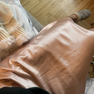 Satin kjol - En jättefin satinkjol från Samsøe Samsøe. I en rosa champagne färg jätte fin till sommaren och till fest 