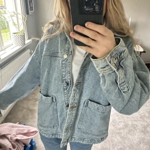 Jeansjacka - Säljer denna super fina  jeans jacka från zara, säljs inte längre!❤️