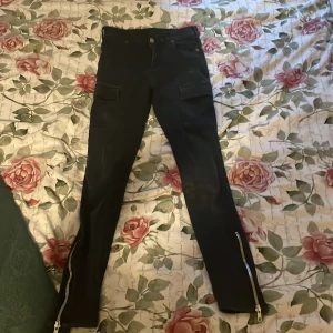 Jeans - Väldigt tajta byxor så små i storleken M. Fickor fram, bak och på låren.  Beställda från ridestore. 