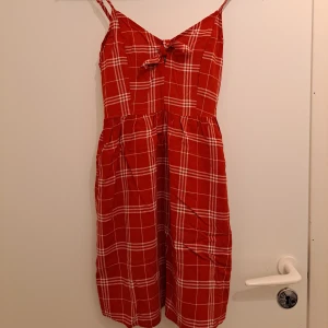 Klänning  - Röd klänning med rosett ifram och resår ibak 