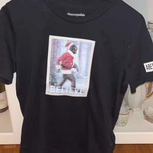 Abecrombie t shirt  - Abecrombie t shirt i bra skick.