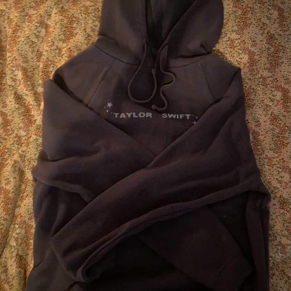 jättefin officiel taylor swift hoodie med cruel summer text på baksidan 🩷 knappt använd, säljer eftersom den är för stor :( storlek M men tror den passar L bättre. Hoodies.