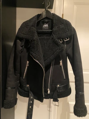 Vinter jacka  - Säljer min svarta jacka från zara med blandat mocka och Teddy! Säljer då den ej kommer till användning:) säljaren står för fakt:) 