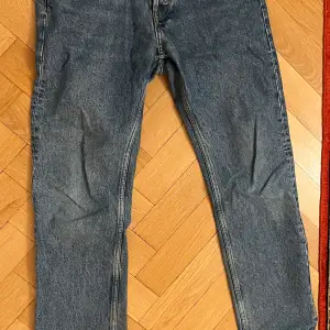 Säljer mina blå weekday jeans i storlek 28/32. Samma anledning som dom gråa(passar ej mig längre) modellen är space