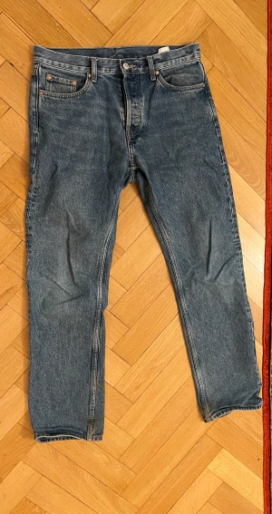 Blåa weekday jeans - Säljer mina blå weekday jeans i storlek 28/32. Samma anledning som dom gråa(passar ej mig längre) modellen är space