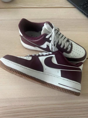 NIKE air force 1 oanvända  - Nike air force 1! Storlek 41. Oanvända. Herr men även kvinnor kan ha.   
