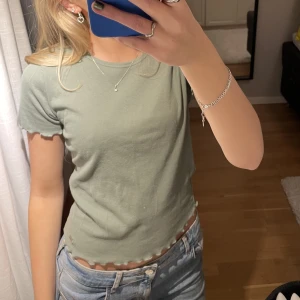 T-shirt - Fin grön t-shirt med volanger och lätt rippad. Gillar mycket men använder aldrig längre💗