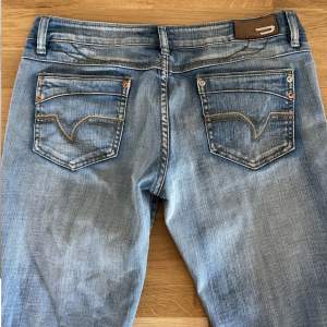 (Lånade bilder) säljer mina jeans som är köpta här på plick då de är för stora. Midjemått: 44cm innerbenslängd: 85cm. Byxorna är lowwaist och lite bootcut. Hör av er vid frågor ❤️ använd gärna köp nu funktionen!