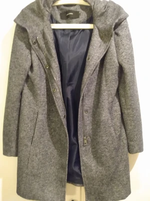 Damjacka stl S  - Blåmelerad använd en gång och sedan blev vit hängande. Höst/vår jacka.