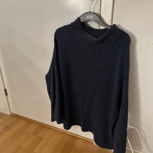 Stickad tröja  - Oversized stickad tröja som jag inte vet märket på. Tröjan är i super bra skick