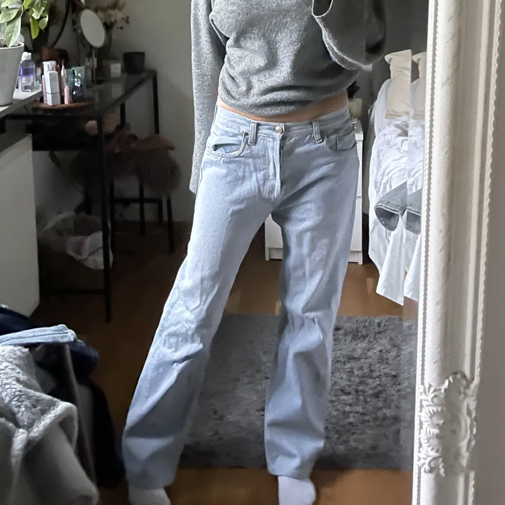 Lowrise jeans från Levis som tyvärr är lite för stora för mig🩷. Jeans & Byxor.