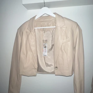 Kavaj - Kort skinn kavaj, oanvänd. 