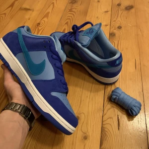 Nike SB dunk low blue raspberry  - Kommer med extra skosnören och original låda, skriv gärna om ni har frågor 