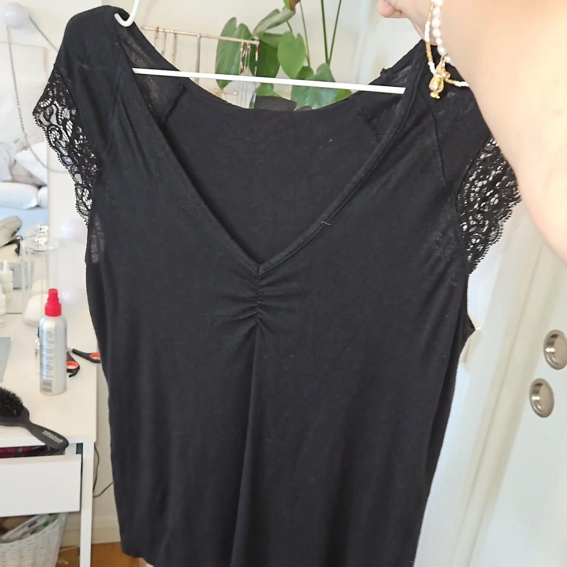 Svart tröja med cleavage o spets - 91