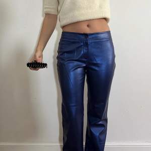 Säljer mina as coola jeans!!!🐆🪩🍒 Midja:76cm Innerbenslängd:82cm