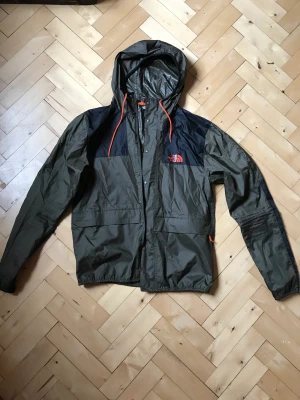 North face vindjacka - Vindjacka inköpt på Plick, endast använd ett fåtal gånger enligt förra ägaren. Mycket fint skick! Säljer pga att jag har en annan jacka jag använder mer.