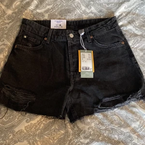 Low Waist shorts  - Ursprungspris 199kr (kolla på bilden) helt nya aldrig använda!! !! Tar bara Swish mot en film när jag postar då jag inte kan ta emot betalningar från Plick!!
