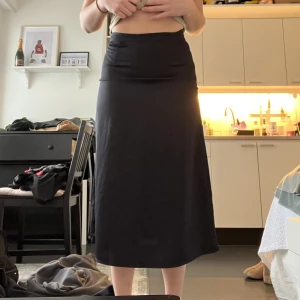 Satinkjol - Svart kjol i satin. Bra kvalitet, har ej använd den då den är för liten. Går att ha lägre på midjan men den är för liten för mig på bilden🖤