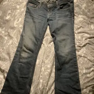 Jag säljer dessa super fina Flare jeans från hollister som är för korta på mig som är 155 cm men kanske passat någon 145 cm kontakta mig vid intresse❤️pris går att diskuteras👍