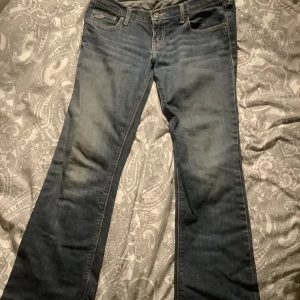 Säljer lågmidjade Flare jeans! - Jag säljer dessa super fina Flare jeans från hollister som är för korta på mig som är 155 cm men kanske passat någon 145 cm kontakta mig vid intresse❤️pris går att diskuteras👍
