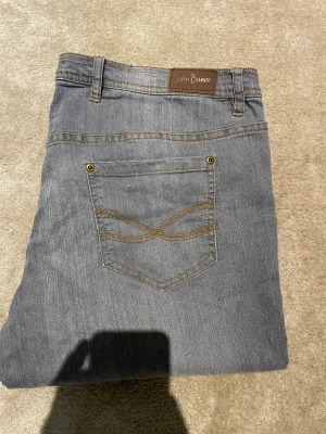 John Barner Jeans - Tja, säljer nu ett par John Barner jeans. | Storlek: 48 | Skick: 9/10. Kan posta mot betalning annars går det att mötas upp i Gävle. Var inte rädd att ställa frågor vid intresse!