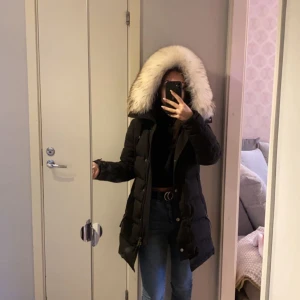 Vinterjacka - Denna jackan köpte jag för över ett år sedan för 4500 och vill sälja denna nu. Använt jackan i en vinter period men är som ny. Jackan är från hollies och är i storlek S. Priset kan även diskuteras