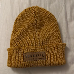 kokkaffe mössa - säljer min fina och färgglada kokkaffe mössa använd ungefär 1-2 vintrar. nypris 399kr säljer för 200kr