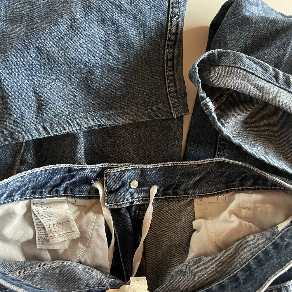 bild 3 lånad från förra ägaren💗 det finns ett snöre inuti så man kan spänna jeansen runt midjan💗 de är noggrant uppsydda på symaskin🙌  Jag är 164☺️. Jeans & Byxor.