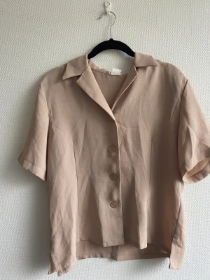 Beige blus - Beige blus köpt second hand i Spanien! Bra skick🫶🏼