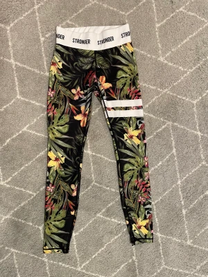 Stronger tights  - Stronger tights i färgen Vietnam. Aldrig använda. Säljer på grund av att det var fel storlek. Sänkt pris från 400kr