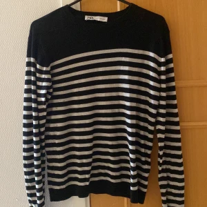 Randig basic tröja  - Skön i materialet. Funkar bra över ett linne 